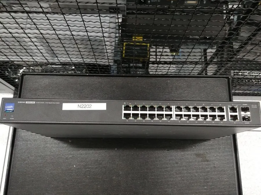 Коммутатор Cisco-Linksys SLM224G 24-port 10/100 + 2-port Gigabit Smart Switch