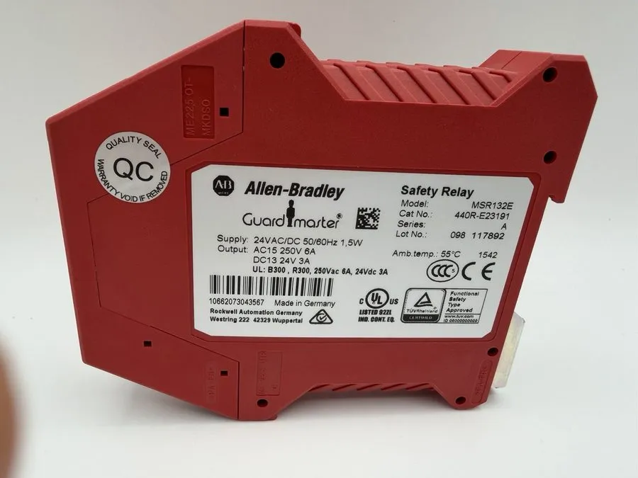 Реле безопасности Allen Bradley 440R-E23191 MSR132E Guardmaster Safety Relay 24V — фото лота 1