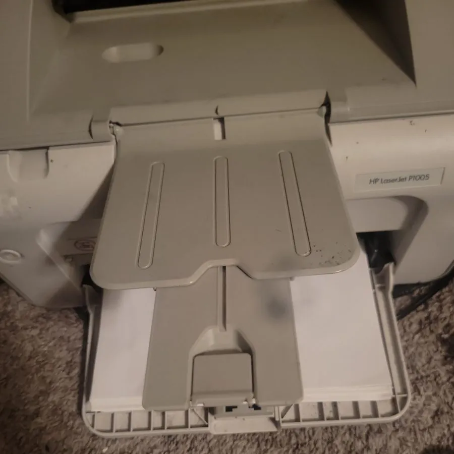 Лазерный принтер HP LaserJet P1005 Monochrome Laser Printer W/ Cables — фото лота 1