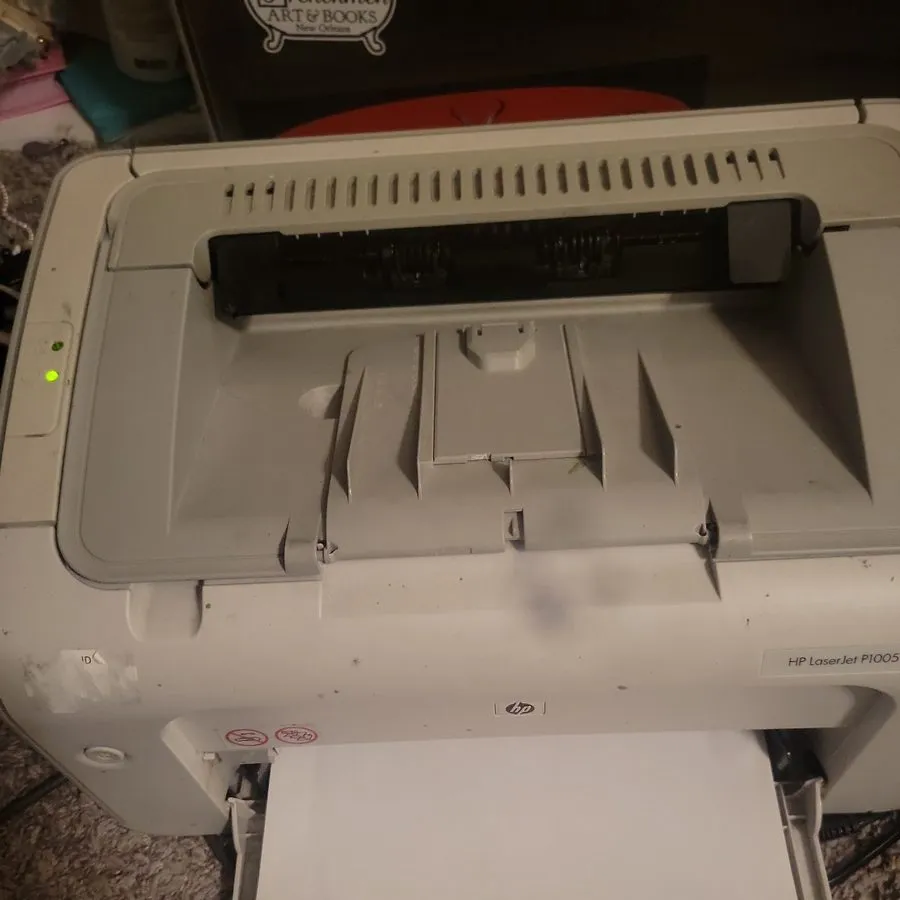 Лазерный принтер HP LaserJet P1005 Monochrome Laser Printer W/ Cables — фото лота 2