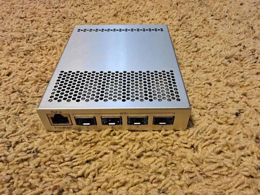Коммутатор MikroTik 5-Port Desktop Switch, 1 Gigabit Port, 4 SFP+ 10Gbps Ports (
