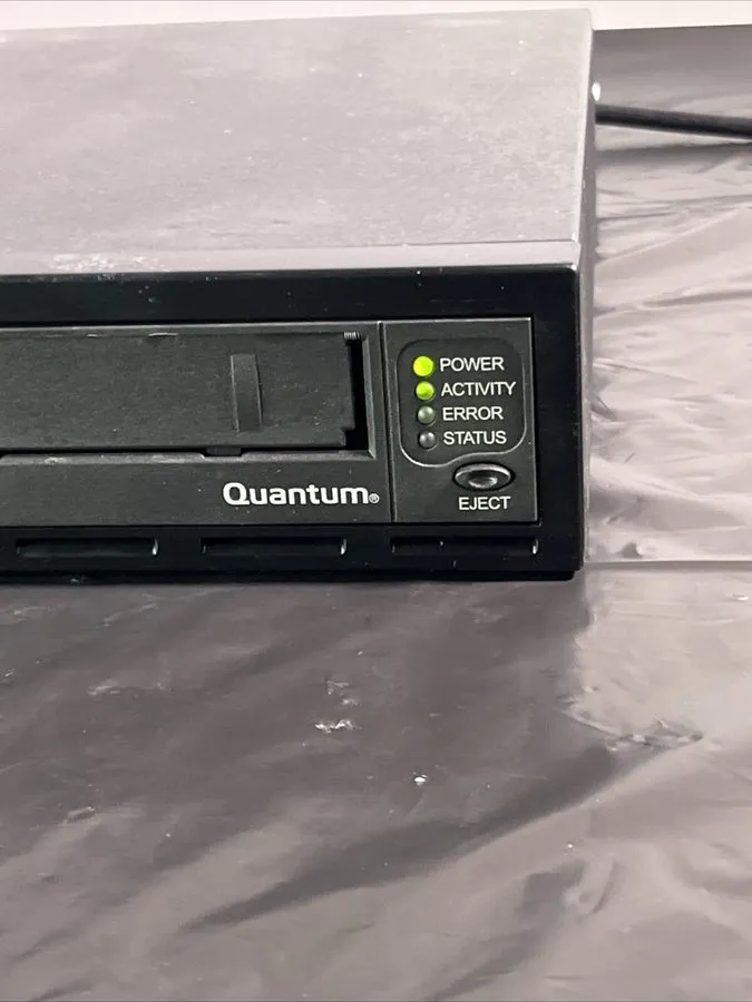 Ленточный привод Quantum LTO-3 800Gb Tape drive EXTERNAL Ultrium3 LVD TC-L32BX T — фото лота 1