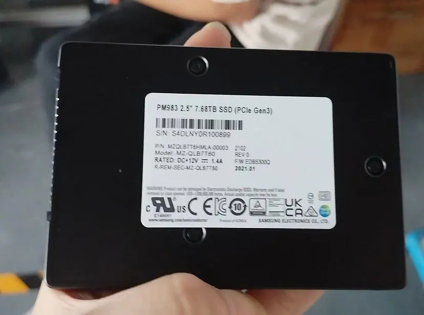SSD-накопитель Samsung PM983 7.68TB SSD 2.5" NVMe PCIe Gen 3 U.2 MZQLB7T6HMLA-00