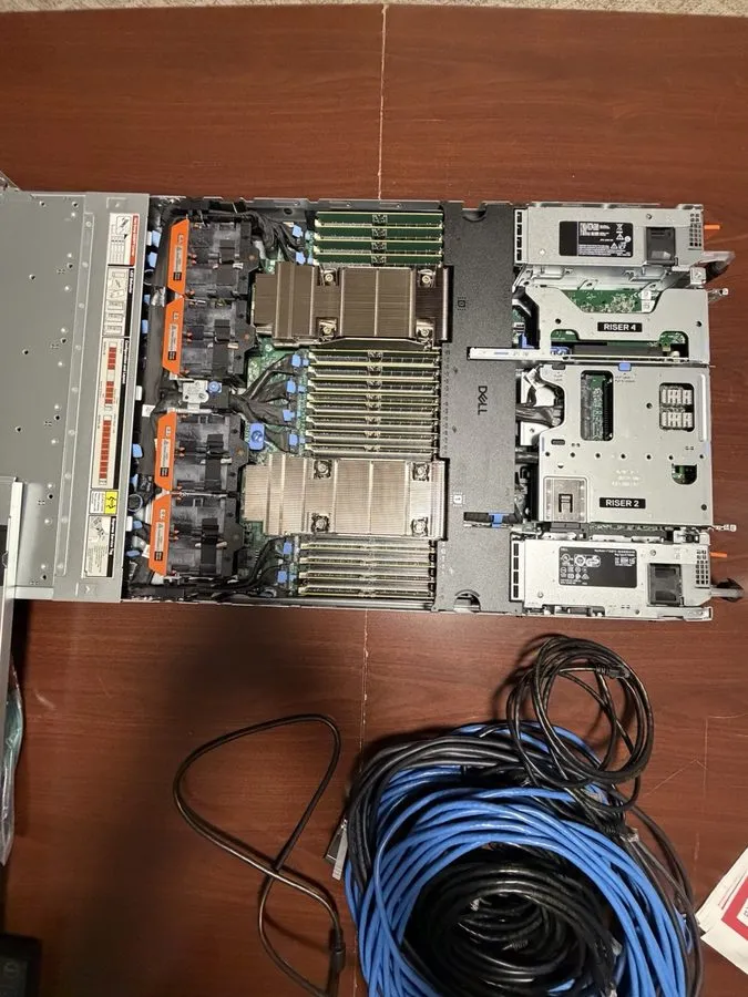 Сервер Dell PowerEdge R670, 2 x 6527P, 256GB RAM, 4 x 3.84TB NVMe SSDs