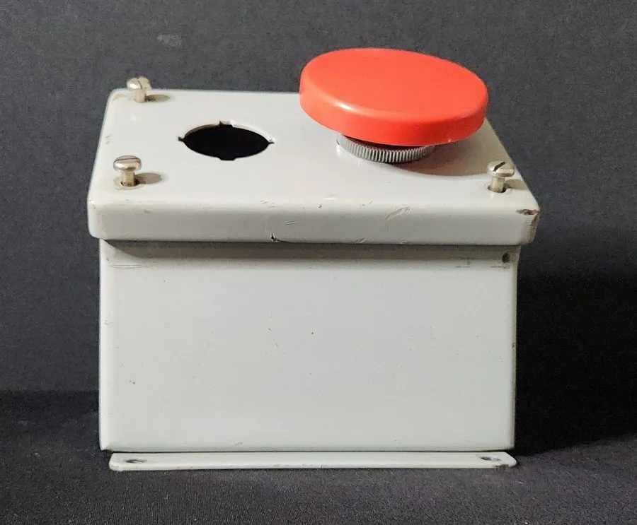 Монтажный шкаф HOFFMAN E-2PBA Push Button Enclosure with FUJI AR30B0R Red Push B