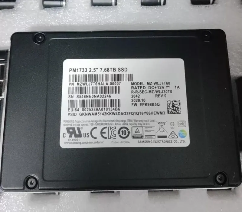 SSD-накопитель 7.68TB Samsung PM1733 SSD DELL 0Y27TR NVME MZ-WLJ7T60 u.2 MZWLJ7T — фото лота 1