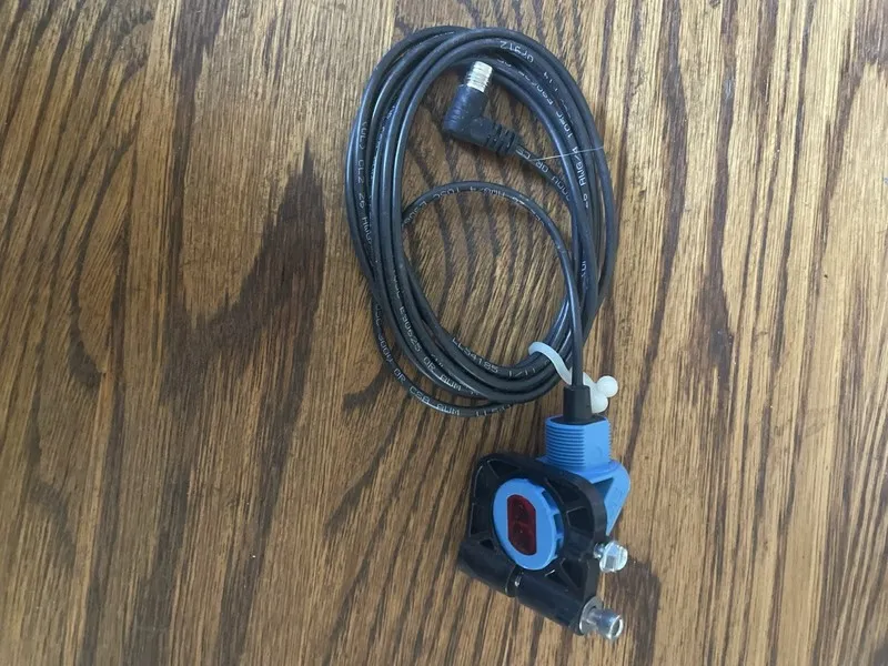 Фотоэлектрический датчик Sick #1050897 EL4-N2400S02 Photoelectric Sensor. 10-30V — фото лота 1