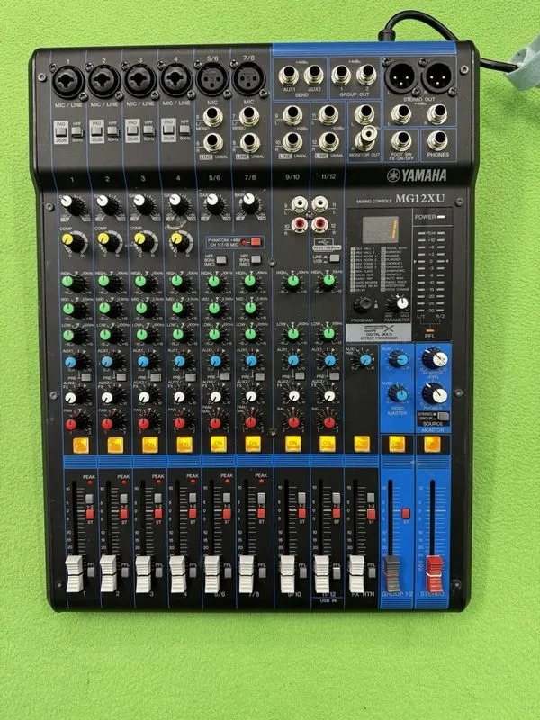 Микшерный пульт Yamaha Mixing Console MG12XU 12-Input 4-Bus Mixer Effects Deskto