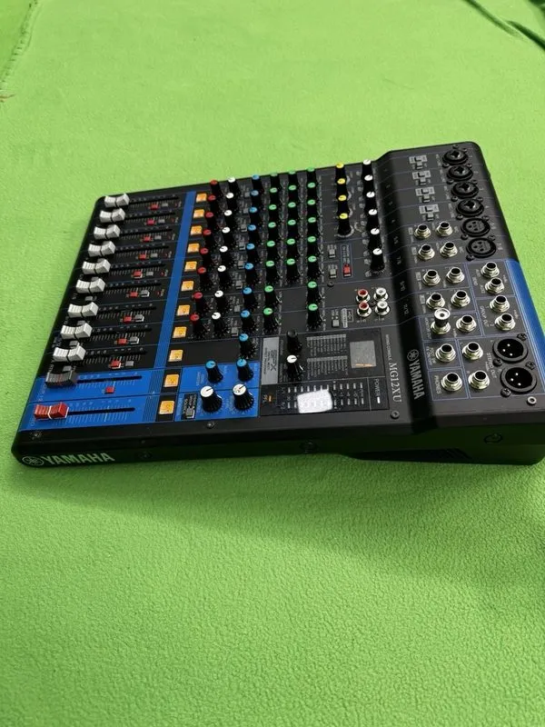 Микшерный пульт Yamaha Mixing Console MG12XU 12-Input 4-Bus Mixer Effects Deskto — фото лота 2