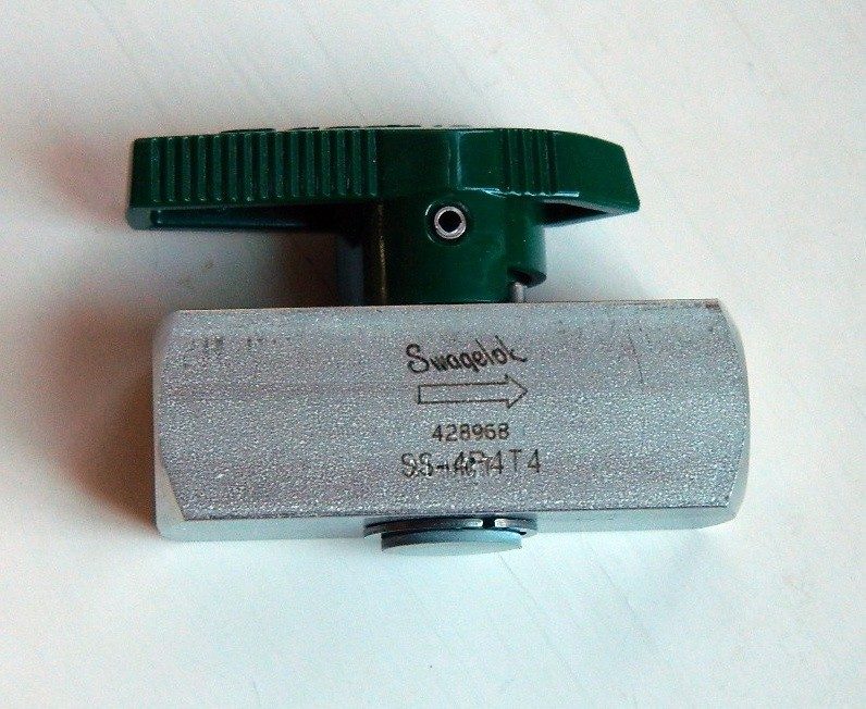 Клапан Nupro SS-4P4T4 Stainless Plug Valve 1/4 in NPT x 1/4 in Swagelok VCR