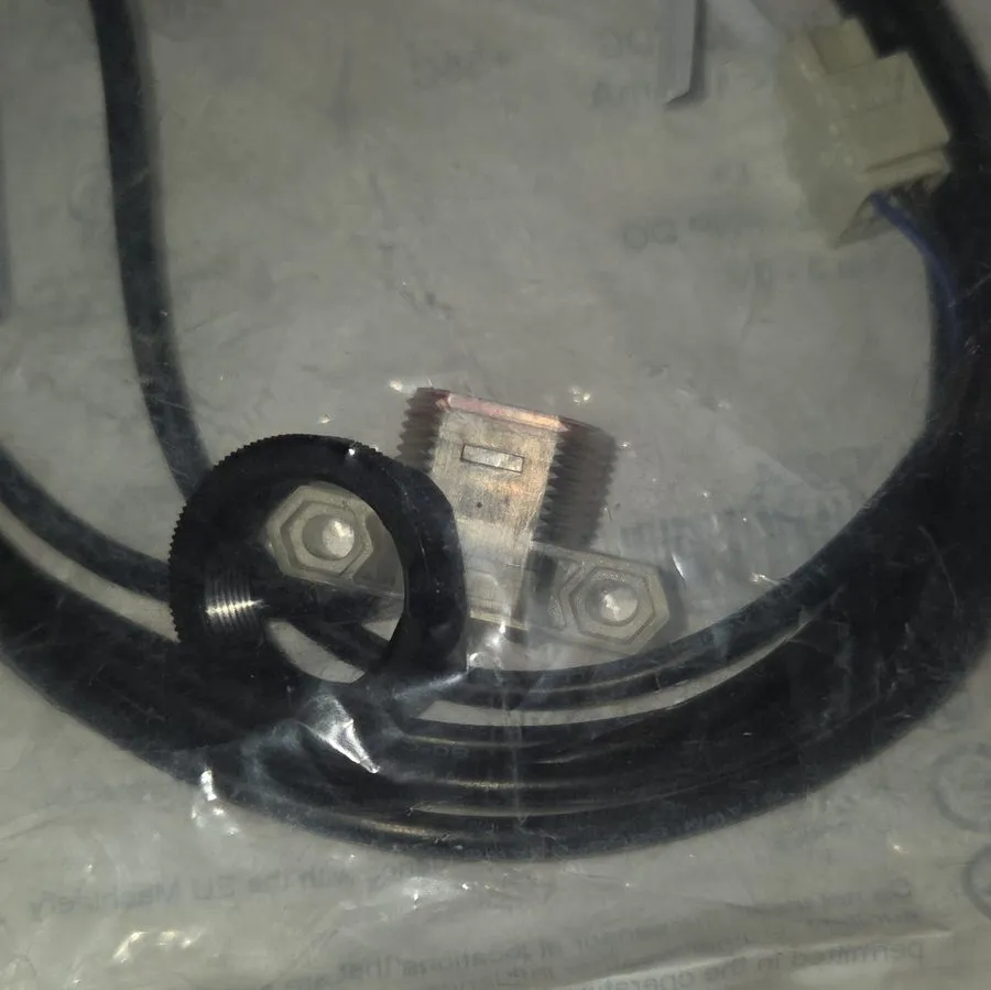 Фотоэлектрический датчик SICK ZLD18-BFZCG8 Photoelectric Sensor 4m PNP DC 10-30V — фото лота 1