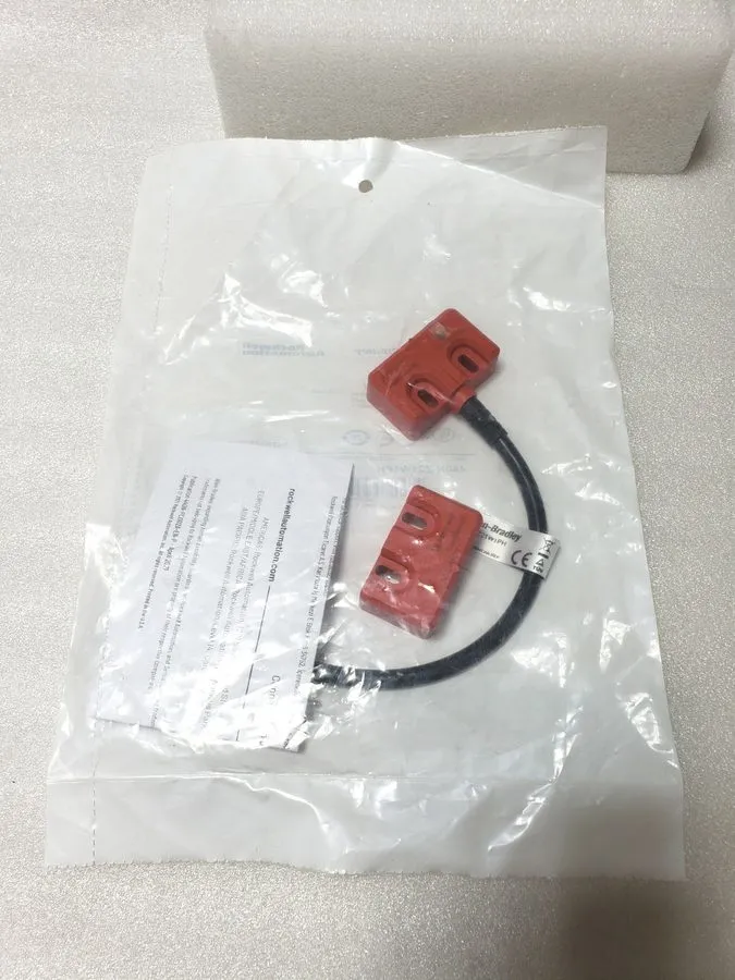 Реле безопасности Allen Bradley 440N-Z21W1PH Guardmaster Contact Switch Magnetic — фото лота 2