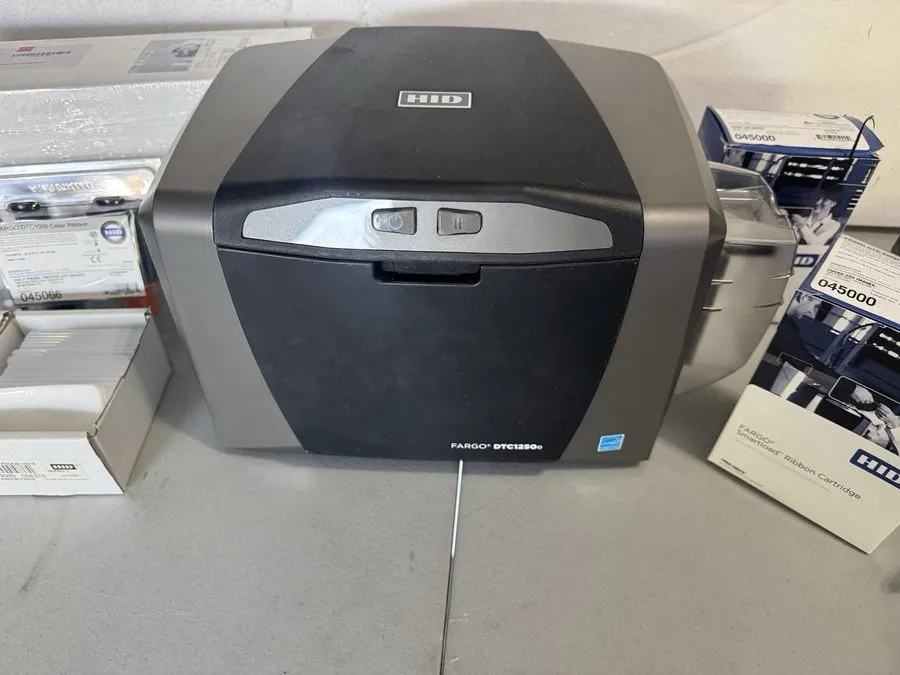 Принтер этикеток Fargo DTC1250e Dual Sided ID Card Printer & Complete Supplies P