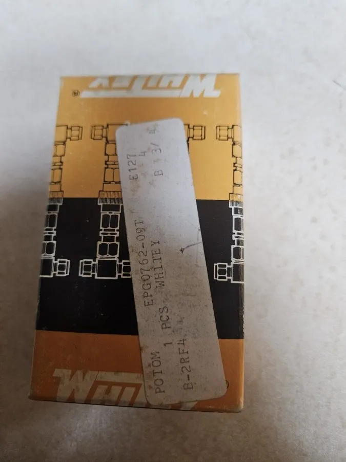 Клапан Whitey/SwageLok B-2RF4 Manual Brass Needle Valve 1/4" NPT — фото лота 1