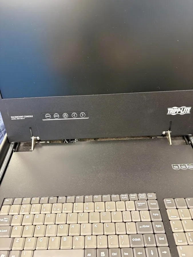 Дисплей Tripp Lite 1U Rackmount KVM Consoles (B021-000-17 & B021-000-19) Test