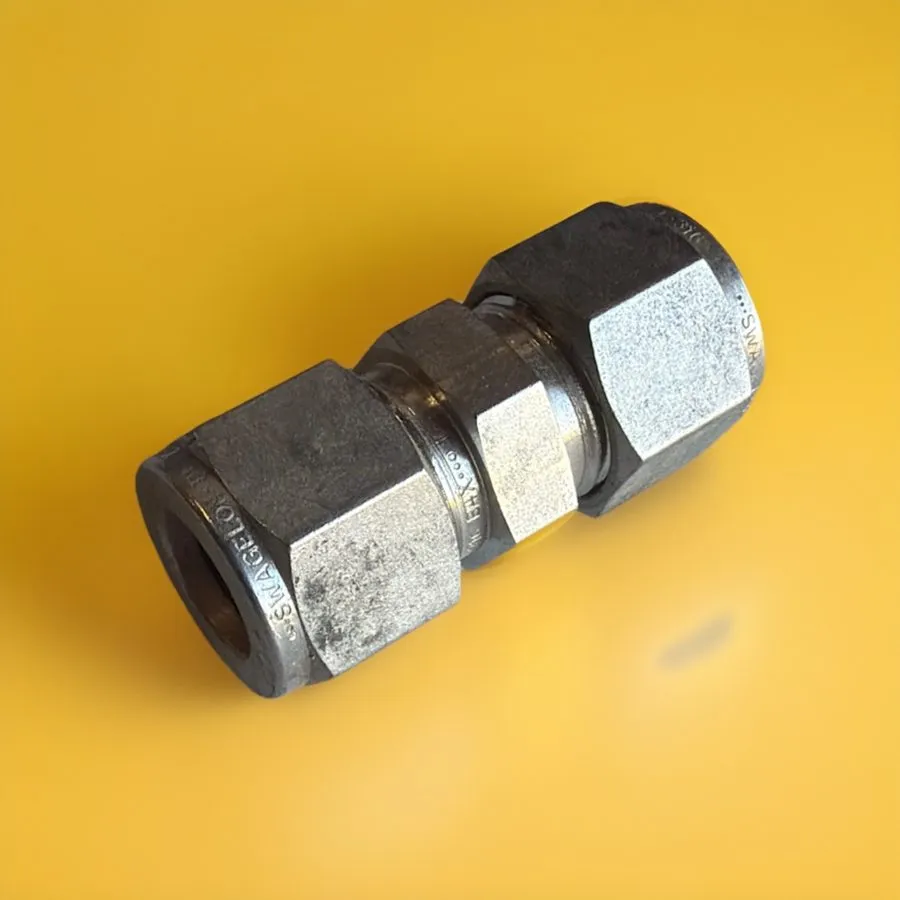 Фитинг SWAGELOK P.N.:SS-600-7-6, 3/8" TUBE O.D X 3/8 FNPT, SS-316 FITTING — фото лота 1
