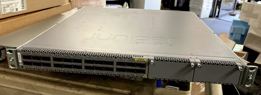 Коммутатор Juniper QFX5100-24Q-AFO 24x QSFP+ Ports Ethernet Switch 2x JPSU-650W-