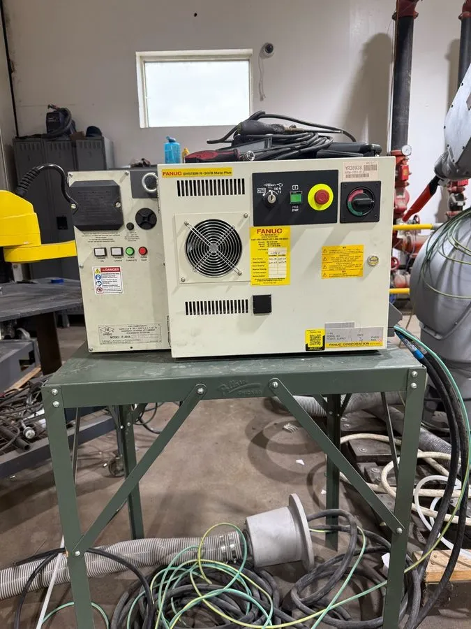 Робот Fanuc Paint Robot P-40iA w/ R-30iB Mate Plus Controller — фото лота 1