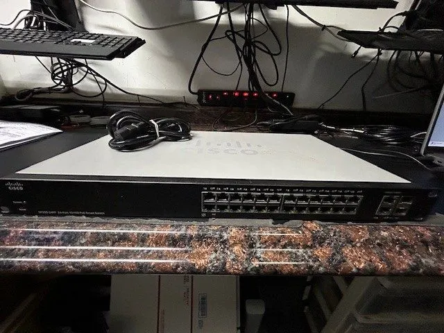 Коммутатор Cisco SF200-24P 24-Port 10/100 PoE Smart Managed Rackmount Switch