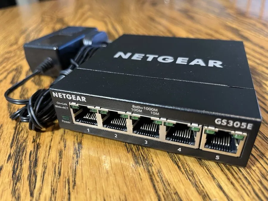 Коммутатор Netgear GS305E Smart Managed Plus 5-Port Gigabit Ethernet Switch