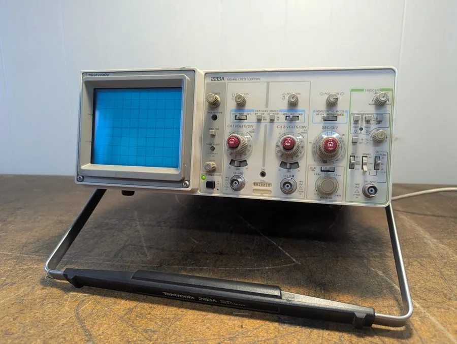 Осциллограф Tektronix 2213A 60MHz 2 Channel Oscilloscope.