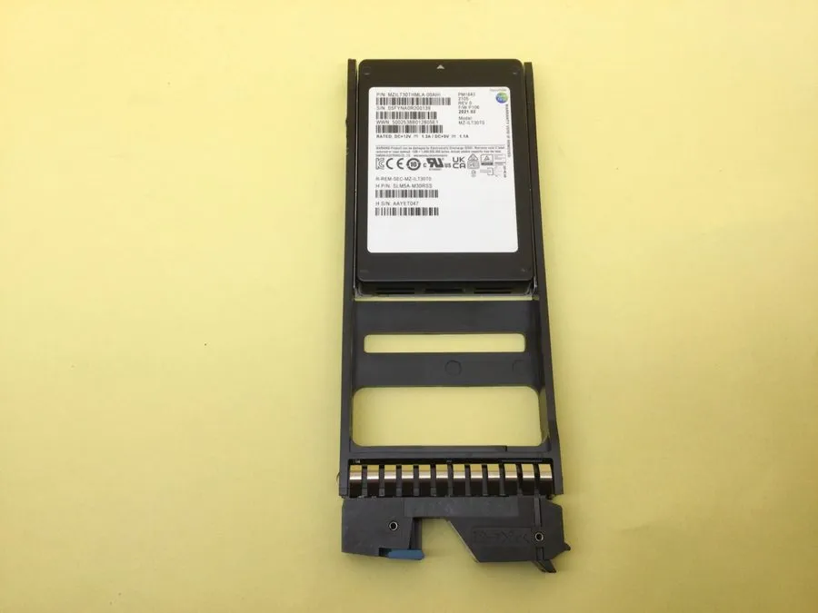 SSD-накопитель MZ-ILT30T0 Samsung PM1643 30.72TB SAS 12Gb/s 2.5in SSD MZILT30THM — фото лота 1