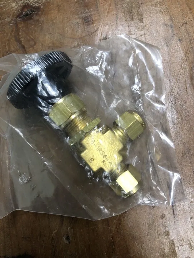 Клапан Swagelok B-1RS6 Brass Integral Bonnet Needle Valve FNSP — фото лота 1