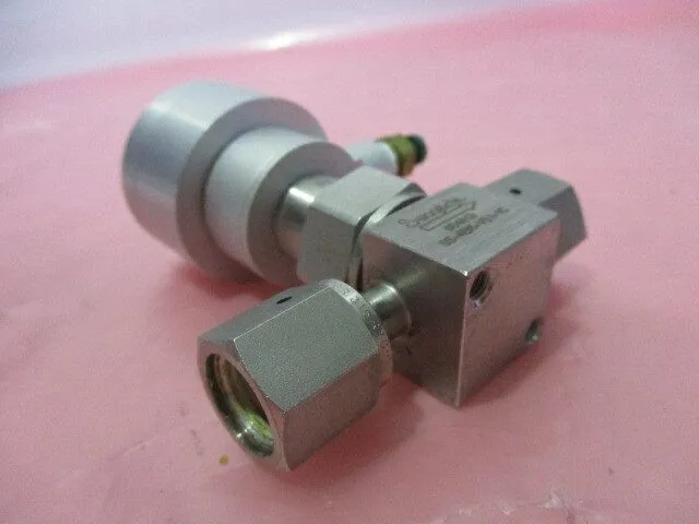 Клапан Swagelok Bellows Sealed Valve SS-4BK-V51-1C, 1/4" Female VCR