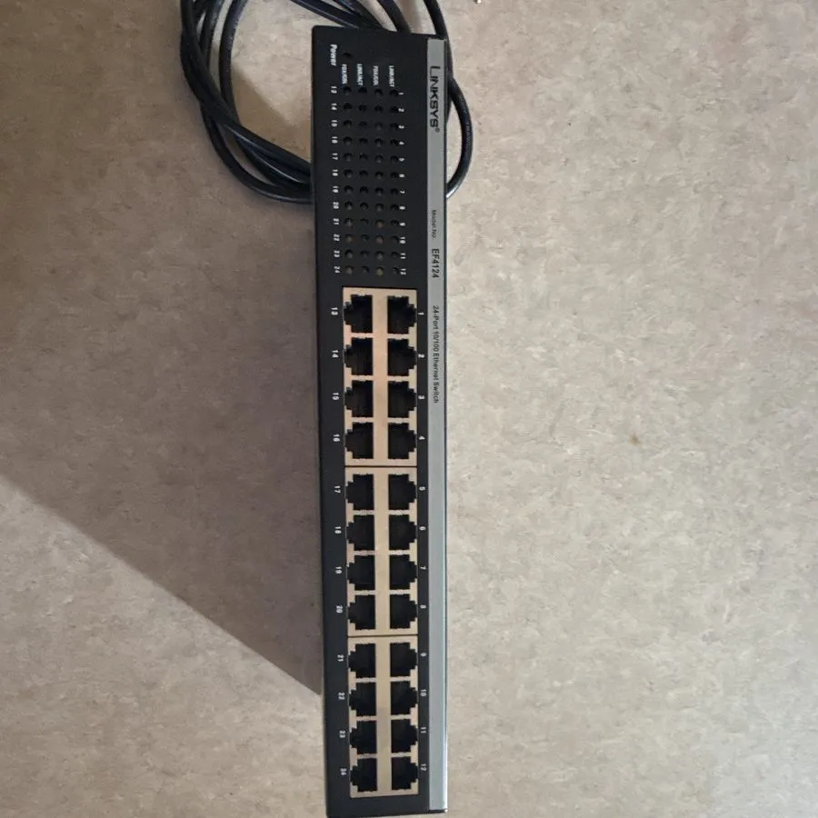 Коммутатор Cisco Linksys EF4124 24-Port 10/100 Ethernet Switch i682