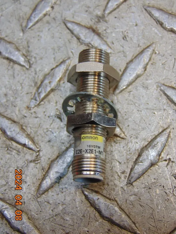 Датчик приближения Omron E2E-X2E1-M1 INDUCTIVE PROXIMITY SENSOR 12-24 VDC