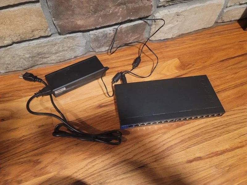 Коммутатор Linksys LGS116P 16-Port Gigabit PoE+ Unmanaged Network Switch 80W