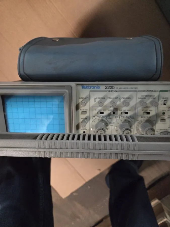 Осциллограф Tektronix 2225 50 MHz 2 Channel Analog Oscilloscope