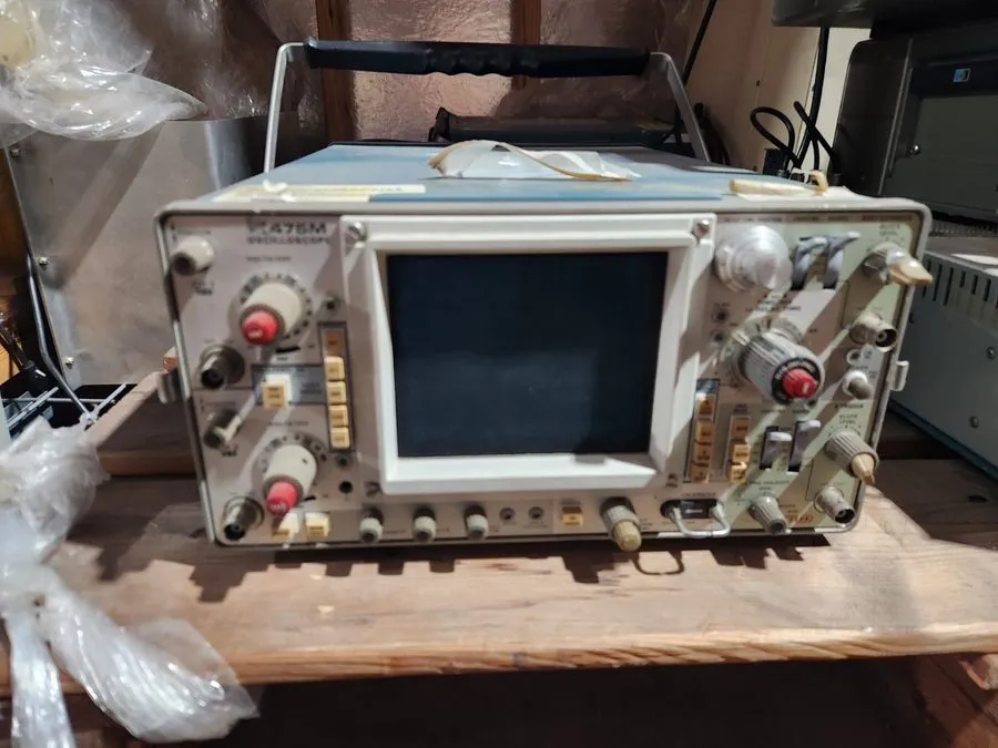 Осциллограф Tektronix 475m Oscilloscope Powers On