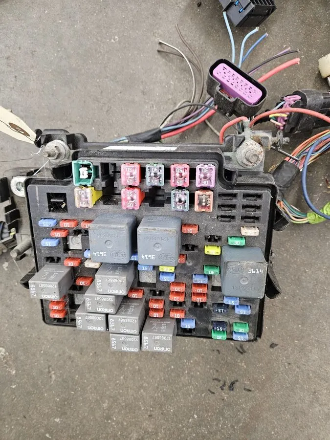 Жгут проводов 2003-2006 CHEVY TRUCK SILVERADO/GMC SIERRA FUSE BOX 15177117 AND W — фото лота 2