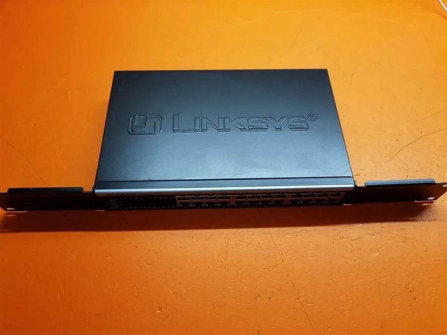 Коммутатор Cisco Linksys EF4124 24-Port 10/100 Ethernet Switch i682