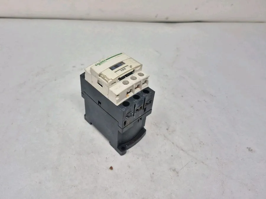 Контактор Schneider LC1D12BD TeSys Deca three-pole contactor, 12A, 24VDC, cULus