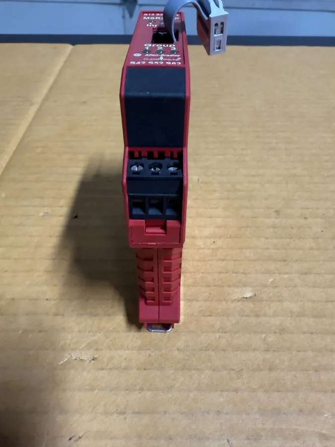 Реле безопасности Allen Bradley MSR320P Guard Master Safety Relay 440R-W23218