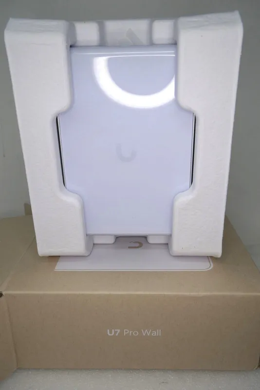 Точка доступа Wi-Fi UbiQuiti UniFi 7 Professional Wall Access Point Wi-Fi 7 (U7- — фото лота 1