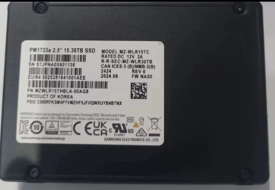 SSD-накопитель SAMSUNG PM1733a 15.36TB SSD 2.5"MZ-WLR15TC MZWLR15THBLA-00AG8 FW 
