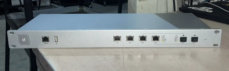 Коммутатор Ubiquiti Networks USG-PRO-4 UniFi Security Gateway Access Point PRO