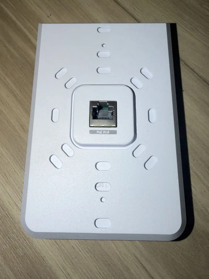 Точка доступа Ubiquiti UniFi U6-IW
