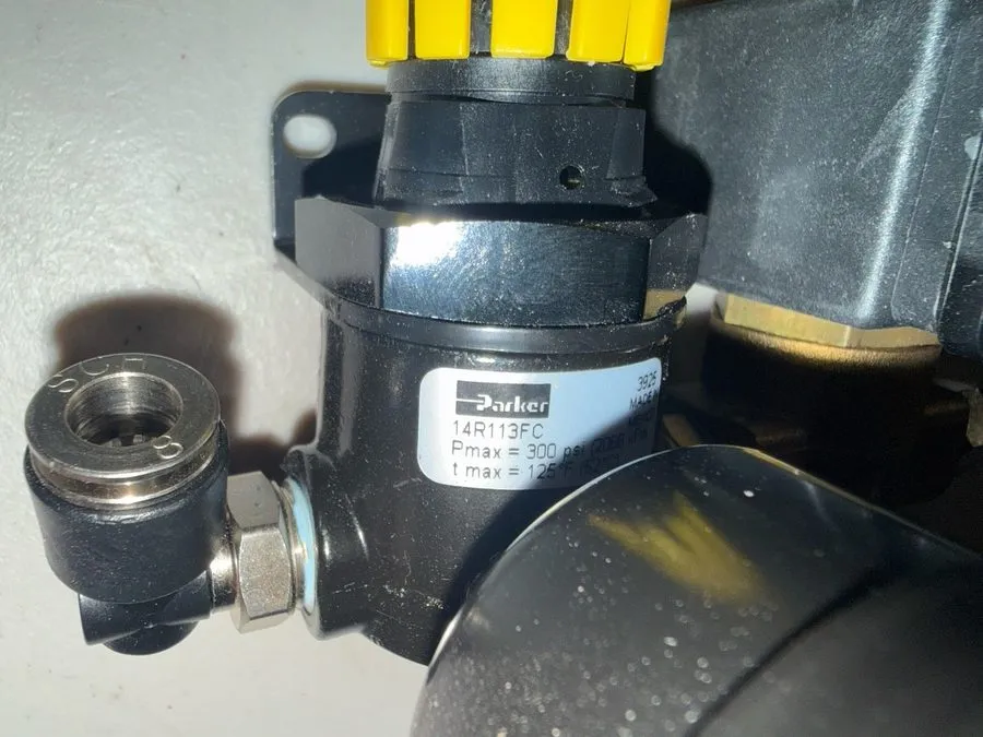 Регулятор давления PARKER 14R113FC AIR PRESSURE REGULATOR 300 PSI W/ WIKA 0-60 P