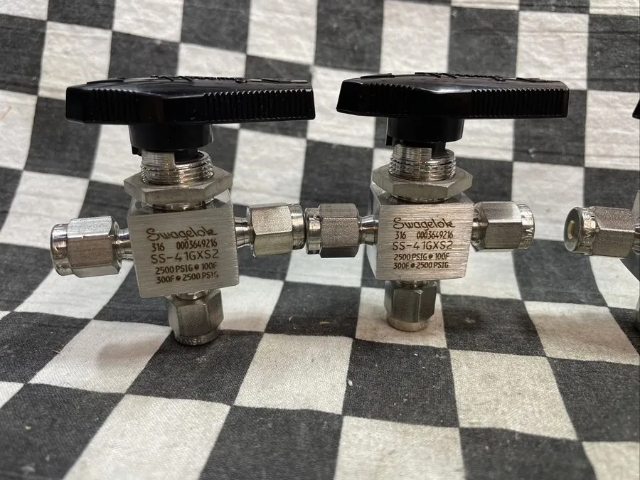 Клапан Swagelok SS-41GXS2 Three way ball valve 1/8 shipping