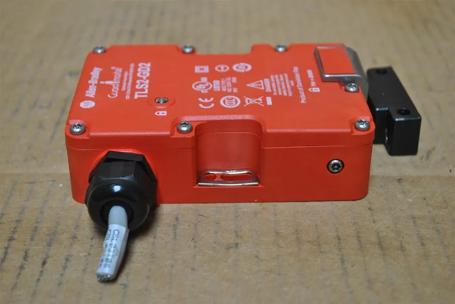 Реле безопасности Allen Bradley TLS2-GD2 Guardmaster Safety Switch 440G-T27177 /