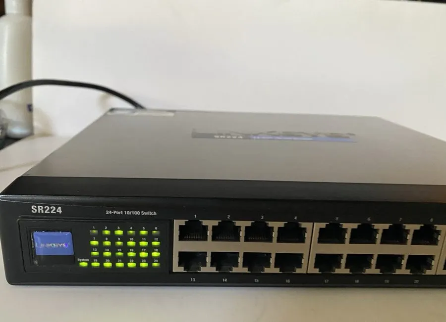 Коммутатор CISCO LINKSYS SR224 24-PORT 10/100 Mbps ETHERNET SWITCH WITH RACKMOUN