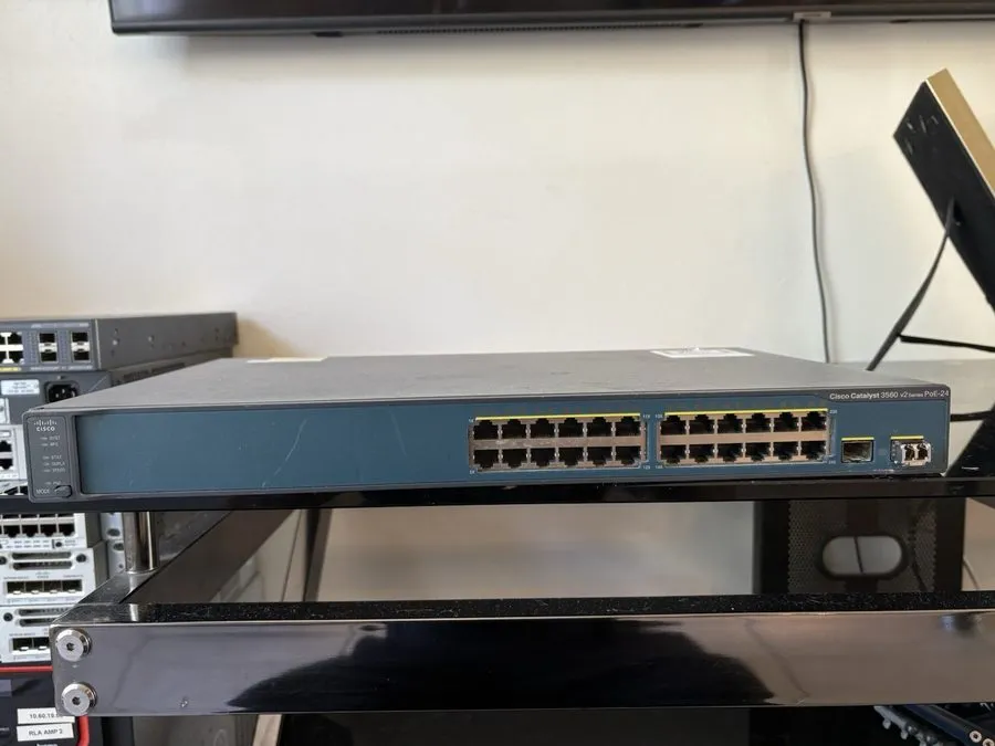 Коммутатор Cisco WS-C3560V2-24PS-S 24-Port PoE Switch Power On