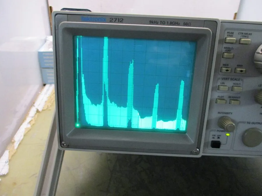 Анализатор спектра Tektronix 2712 Spectrum Analyzer 9khz to 1.8Ghz NR parts or r