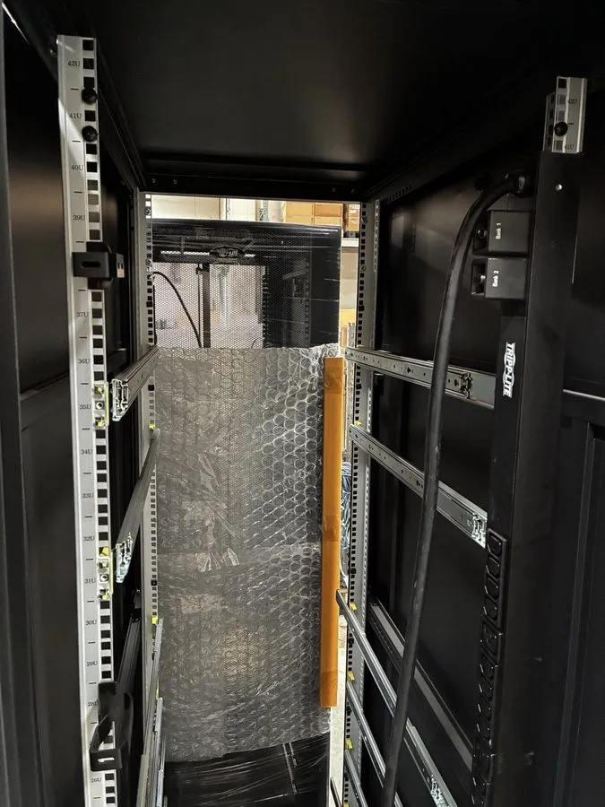 Сервер Tripp Lite SR42UB1032 42U 19 in SmartRack Server Cabinet, Freestanding 30 — фото лота 1