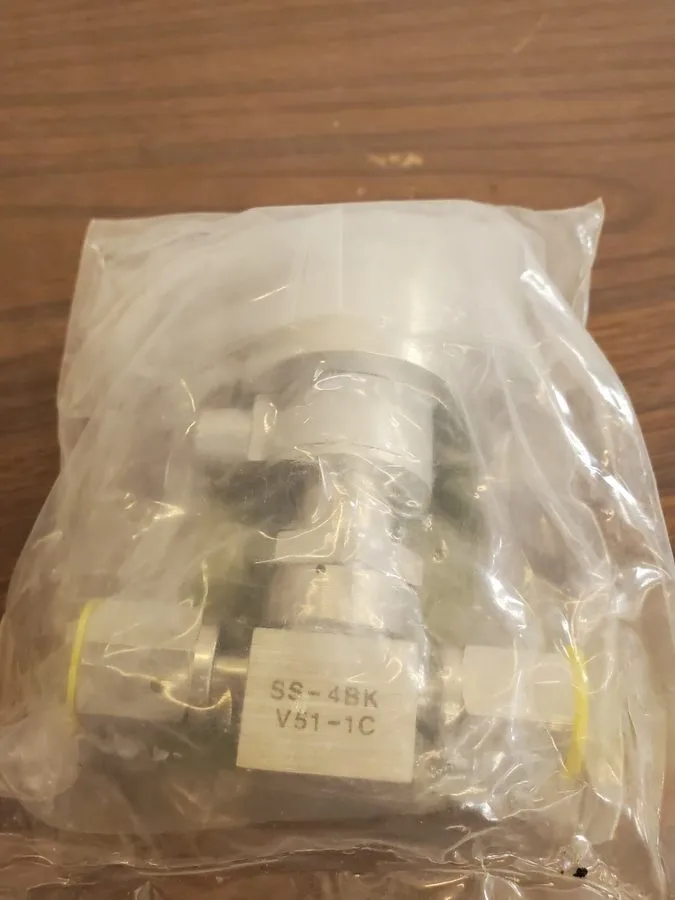 Клапан Swagelok Bellows Sealed Valve SS-4BK-V51-1C, 1/4" Female VCR