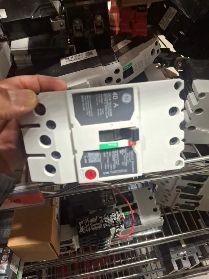 Автоматический выключатель TEYD3040B GE 40 Amp 480V 3 Pole Bolt On Circuit Break — фото лота 1